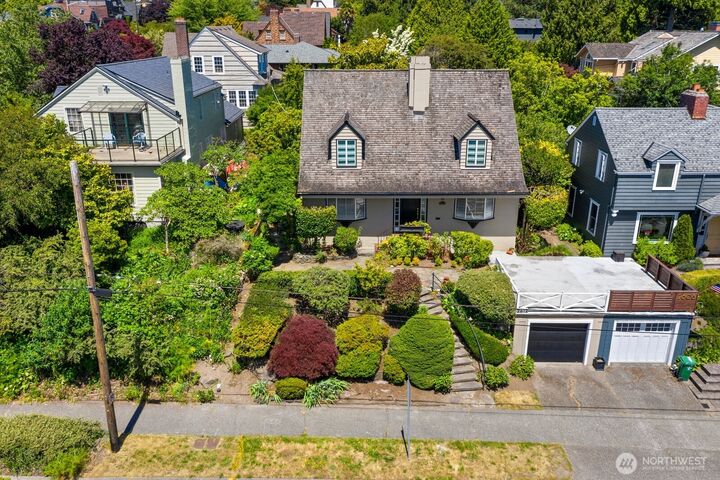 Property Photo:  2612 W Galer Street  WA 98199 