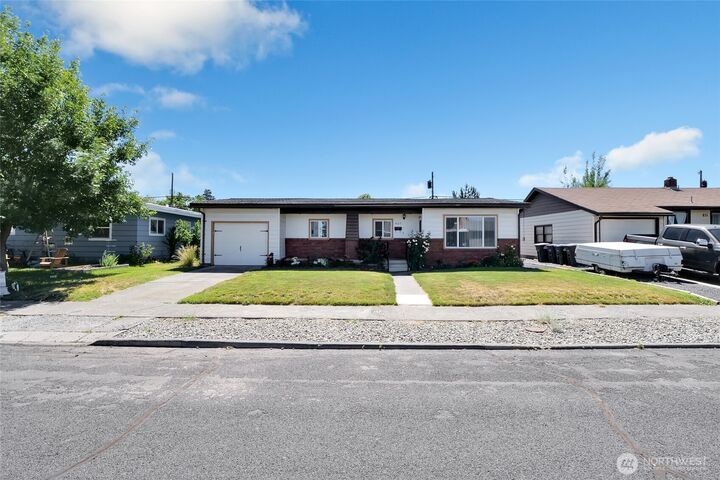 Property Photo: 827 S Juniper Drive WA 98837