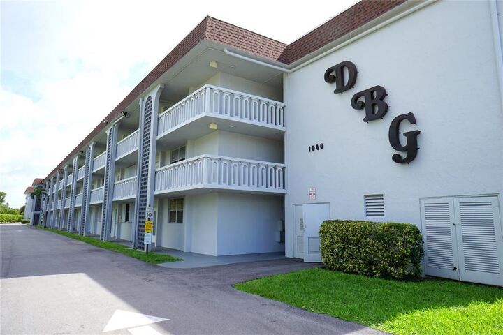 Property Photo:  1040 SE 4th Avenue 222  FL 33441 