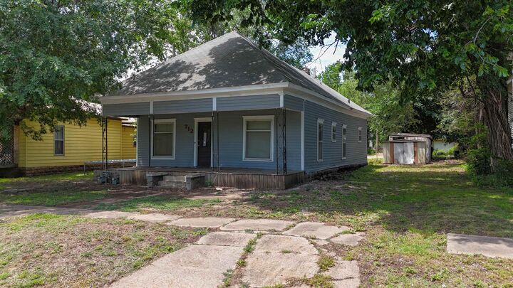 Property Photo: 712 S C St KS 67152