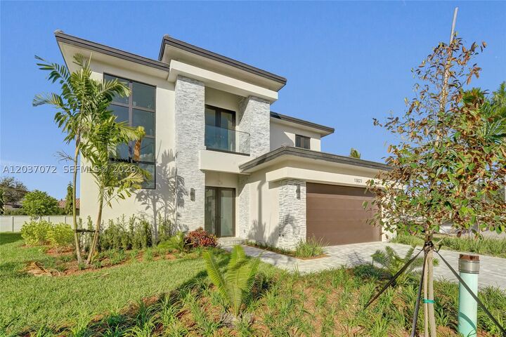Property Photo: 13023 Davie Oaks Dr FL 33325