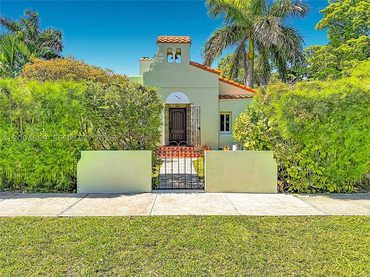 Property Photo: 1029 Harrison St FL 33019