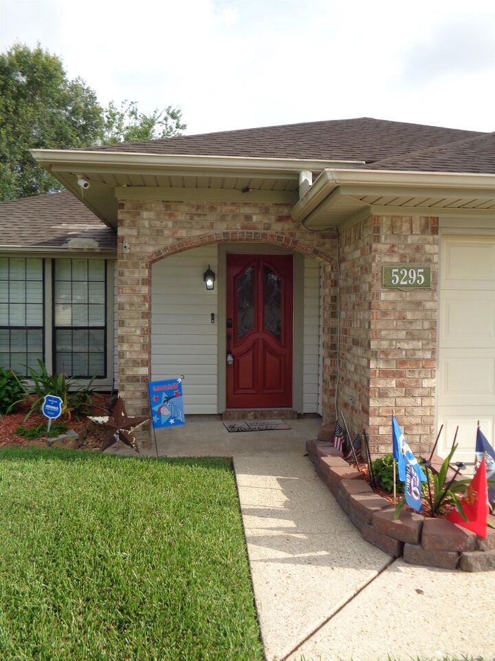Property Photo: 5295 Greenbriar Ln TX 77706-7404