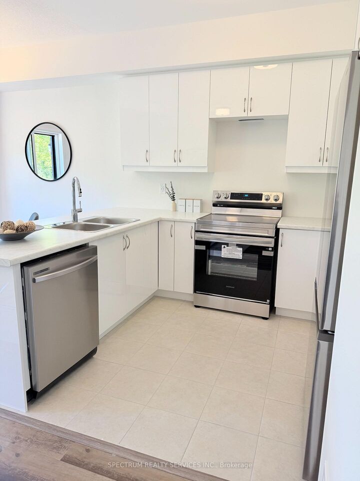 Property Photo:  660 Colborne Street W 27  ON N3T 0Y7 