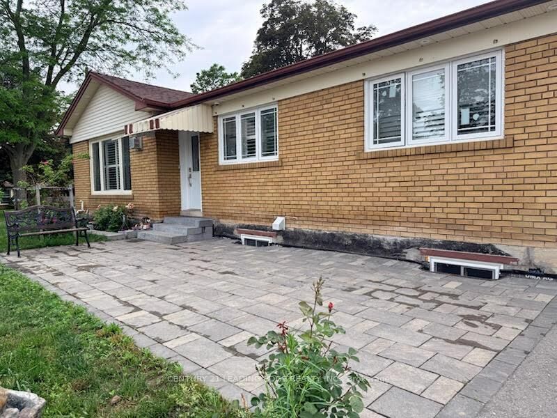 Photo de la propriété: 600 Dunlop Street E ON L1N 1S9