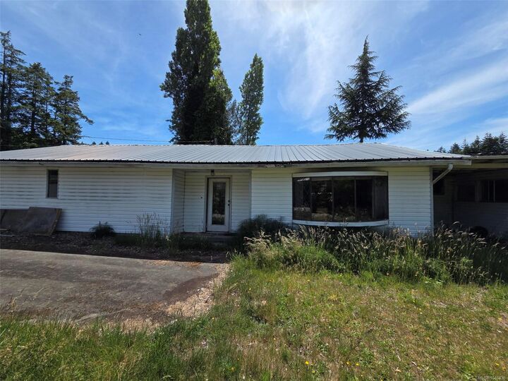 Property Photo: 5870 Grandview Rd BC V9Y 8W1
