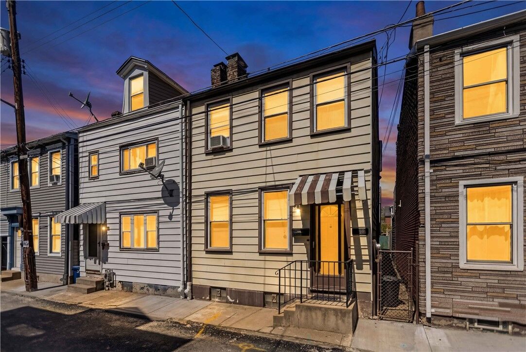 Property Photo:  1813 Fox Way  PA 15203 