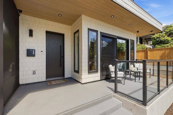 Property Photo: 625 E 24th Avenue 1 BC V5V 2A3