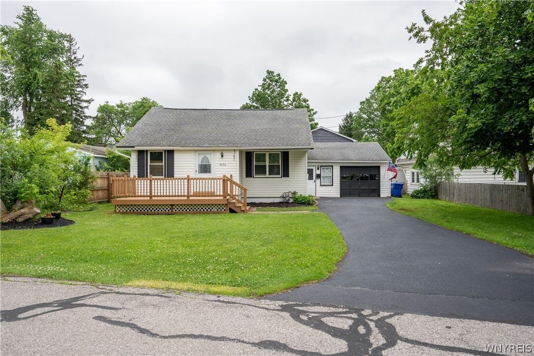 Property Photo:  4470 Stratford  NY 14075 