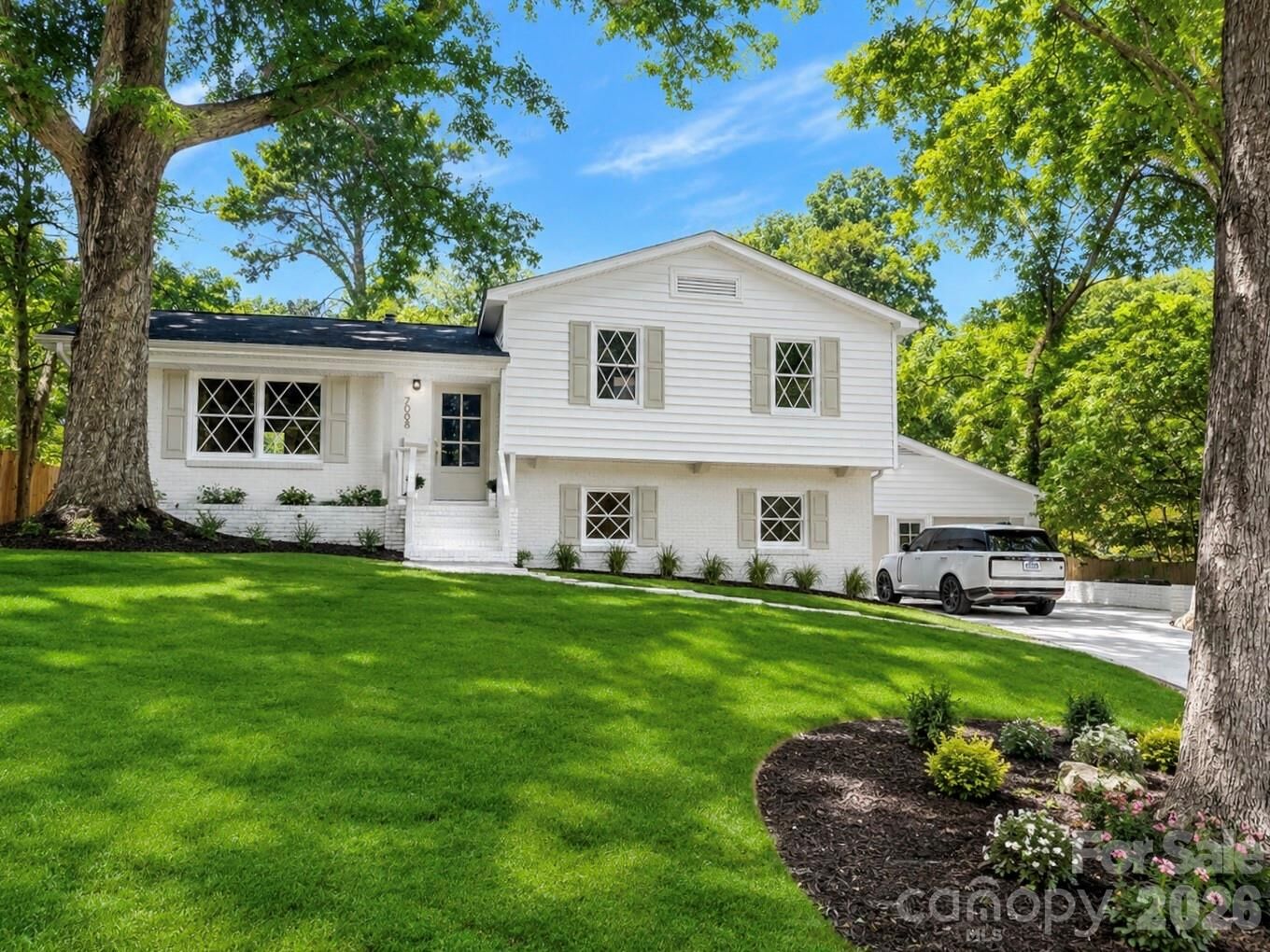 Property Photo: 7008 Brynhurst Drive NC 28210
