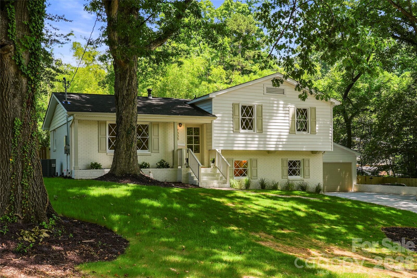 Property Photo:  7008 Brynhurst Drive  NC 28210 