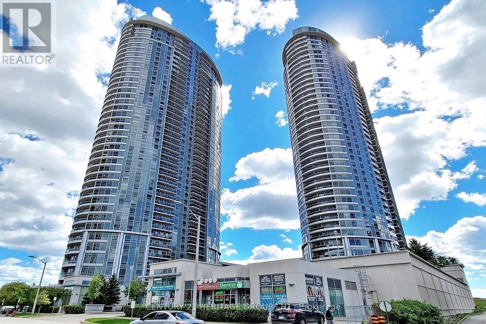 Property Photo: 135 Village Green Square 1216 ON M1S 0G4