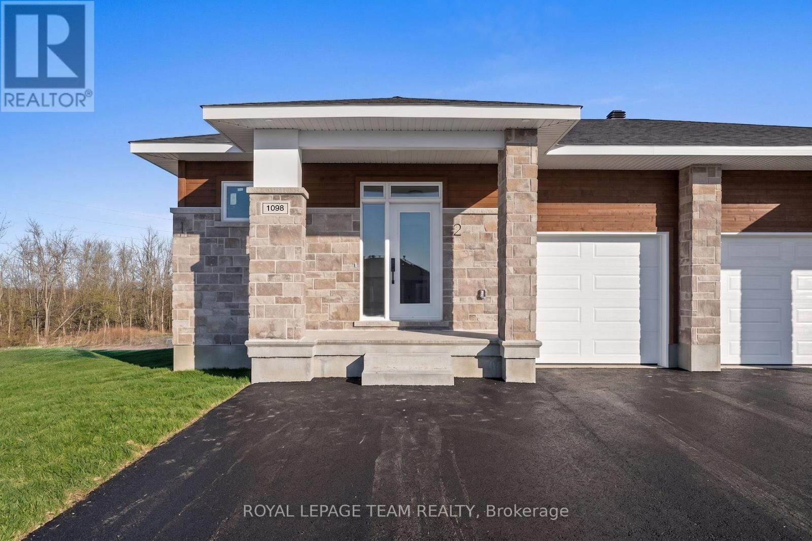 Property Photo:  1128 Moore Street 1  ON K6V 0H2 