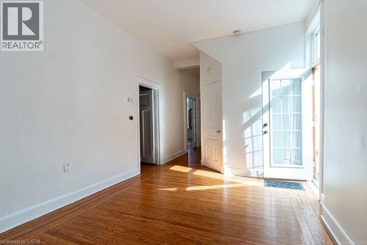Photo de la propriété: 270 Queen Street South ON L8P 3T3