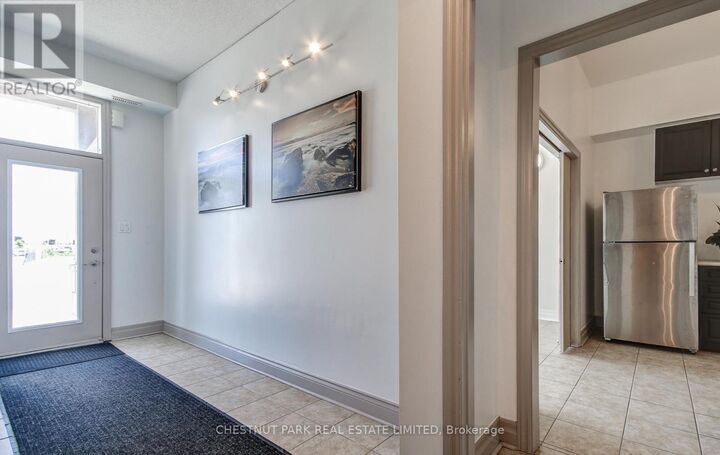 Property Photo: 885 Lakeshore Road East 5 ON L5E 1E2