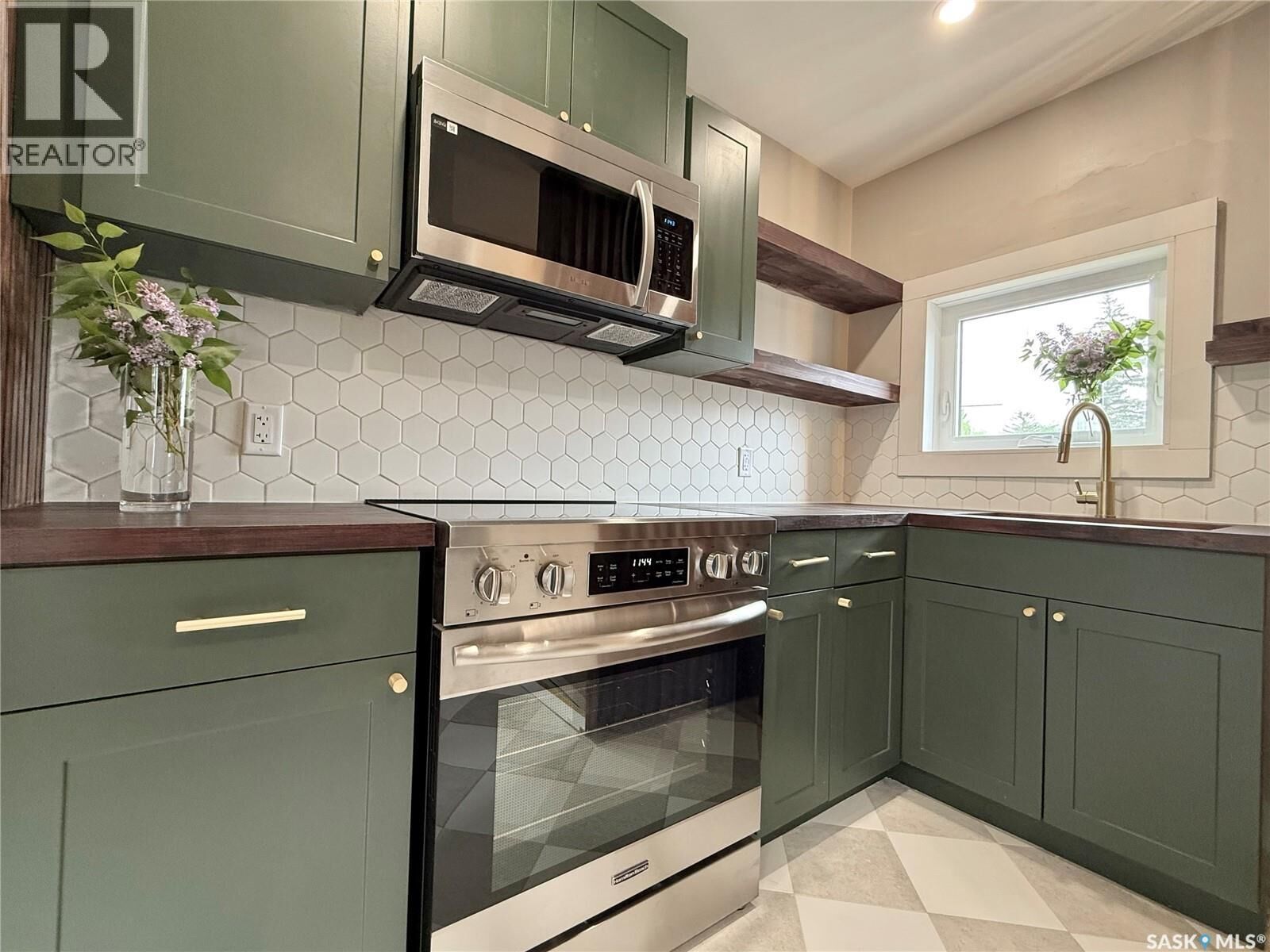 Property Photo:  2471 Broder Street  SK S4N 3T1 