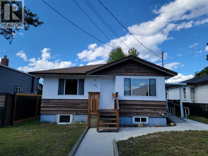 565 Eckhardt Avenue West — photo 1