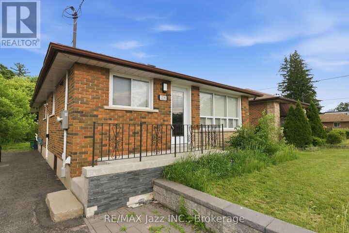 Property Photo:  1235 Somerville Street  ON L1G 4L1 