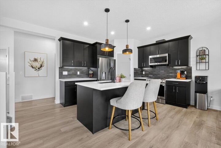 24 Maple Crescent — photo 1