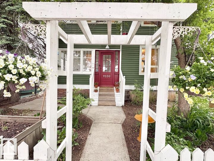 Property Photo: 9330 107 Avenue NW AB T5H 0T5