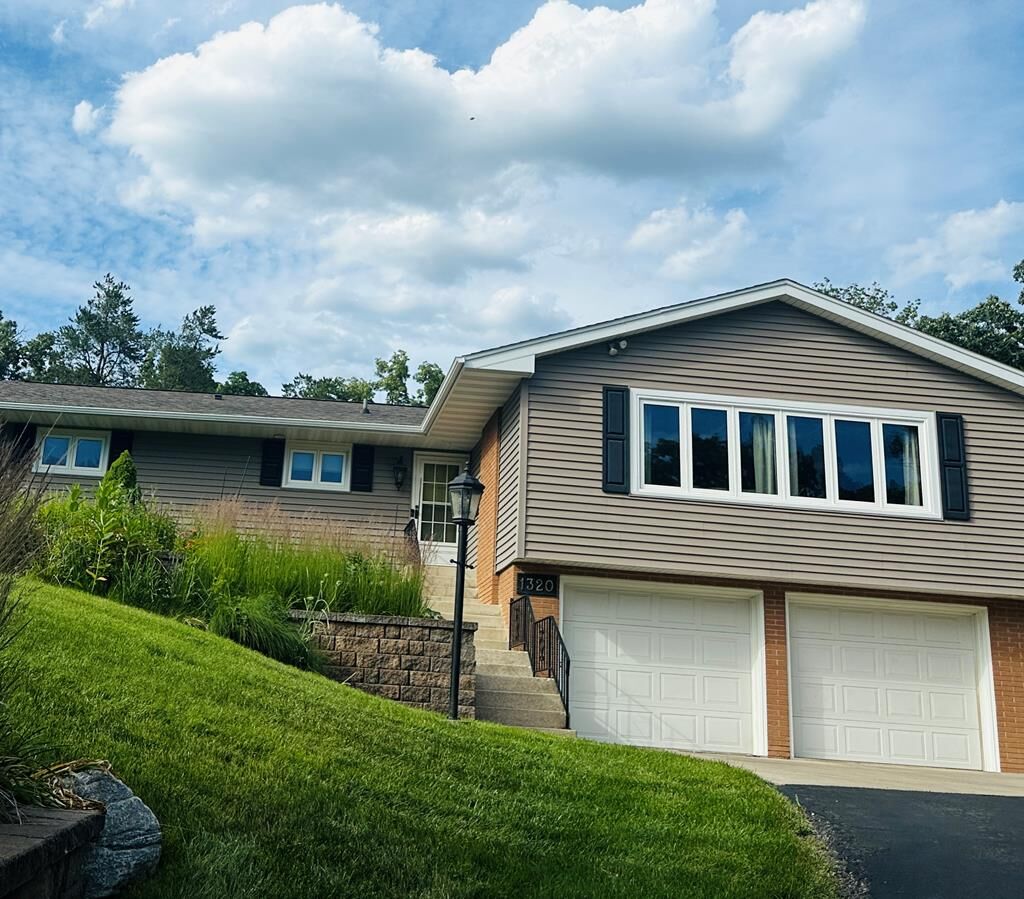 Property Photo:  1320 13th Ave N  IA 50501 