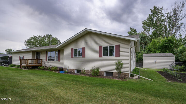 Property Photo: 1231 Meadowbrook Drive ND 58577