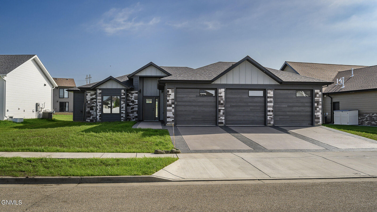 Property Photo:  407 Flint Drive  ND 58503 