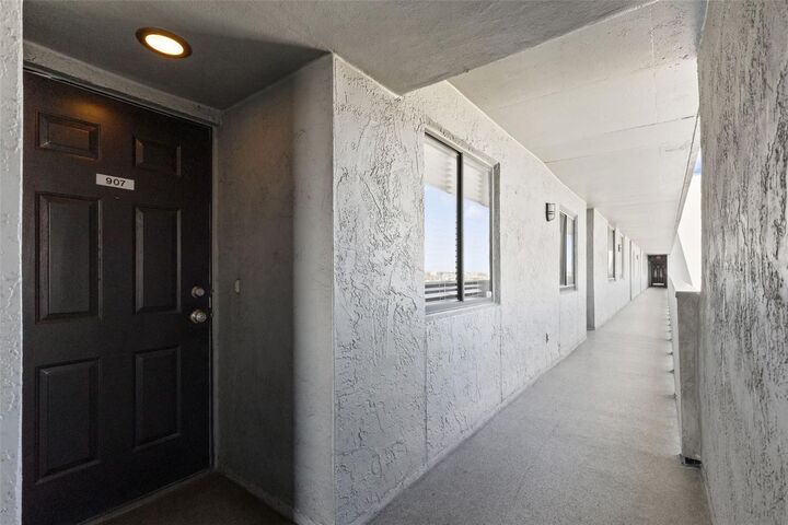 Property Photo: 201 W Laurel Street 907 FL 33602