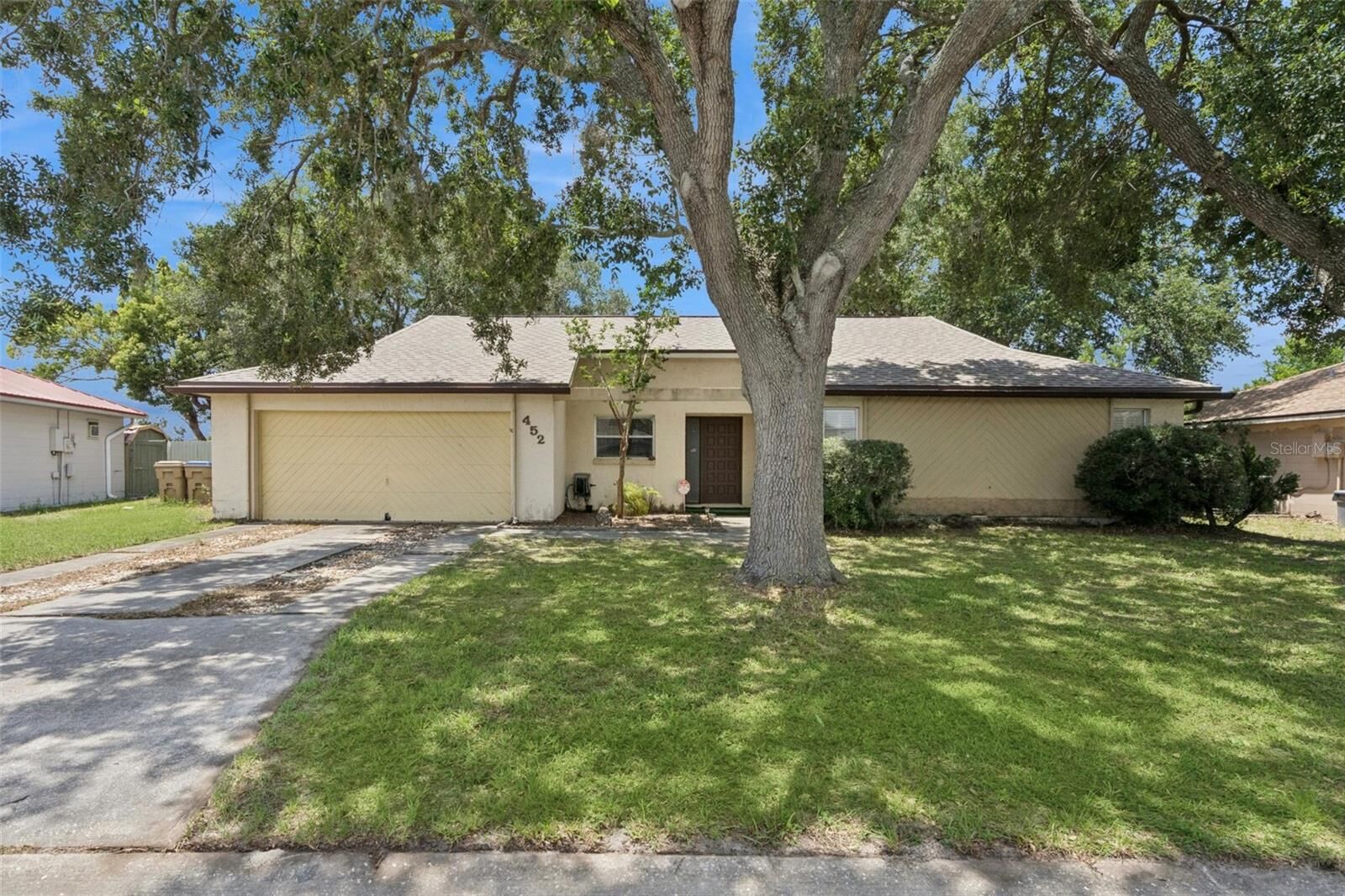 Property Photo: 452 Boxwood Court FL 34743