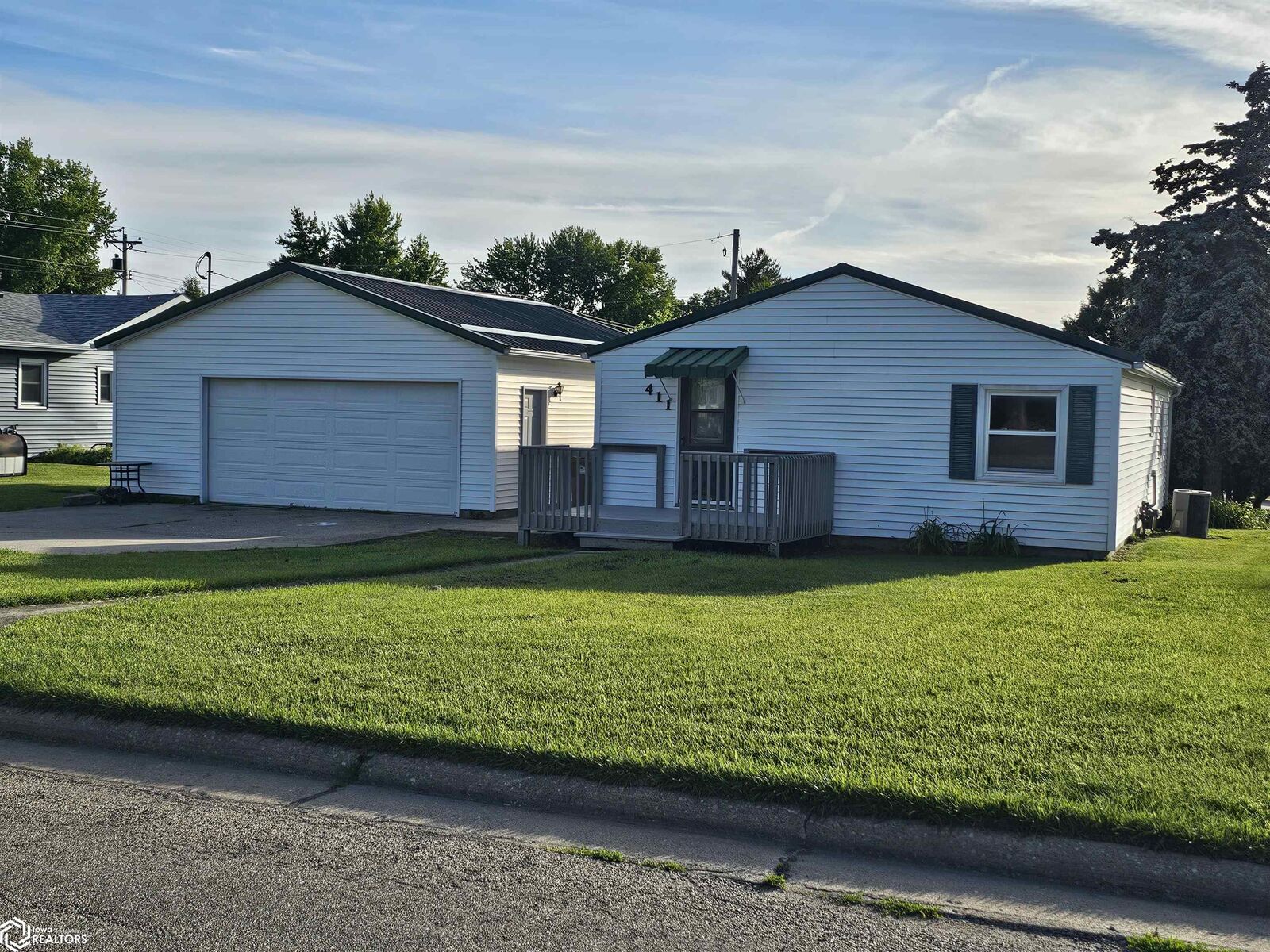 Property Photo:  411 Spring Street  IA 50112 