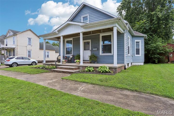 Property Photo:  402 E Ryder Street  IL 62056 