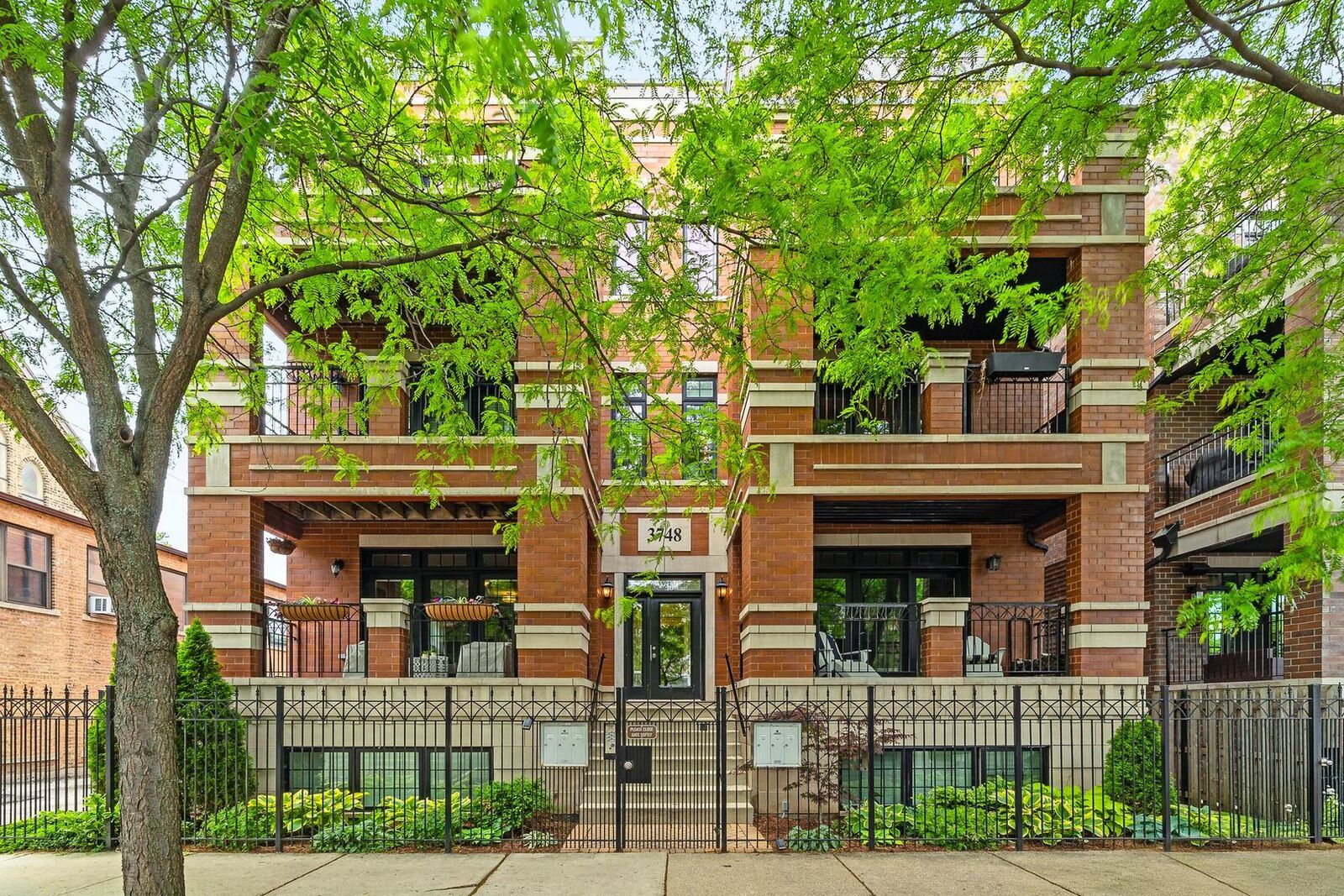 Property Photo:  3748 N Damen Avenue 3S  IL 60618 