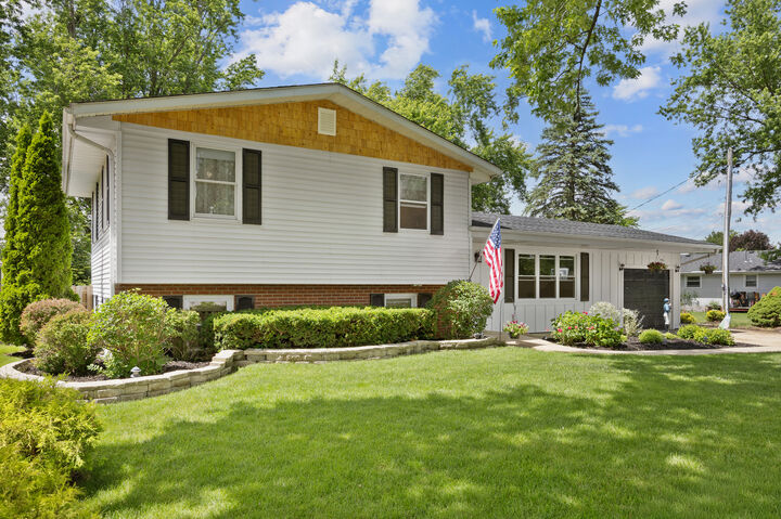 Property Photo:  586 Aztec Drive  IL 60188 