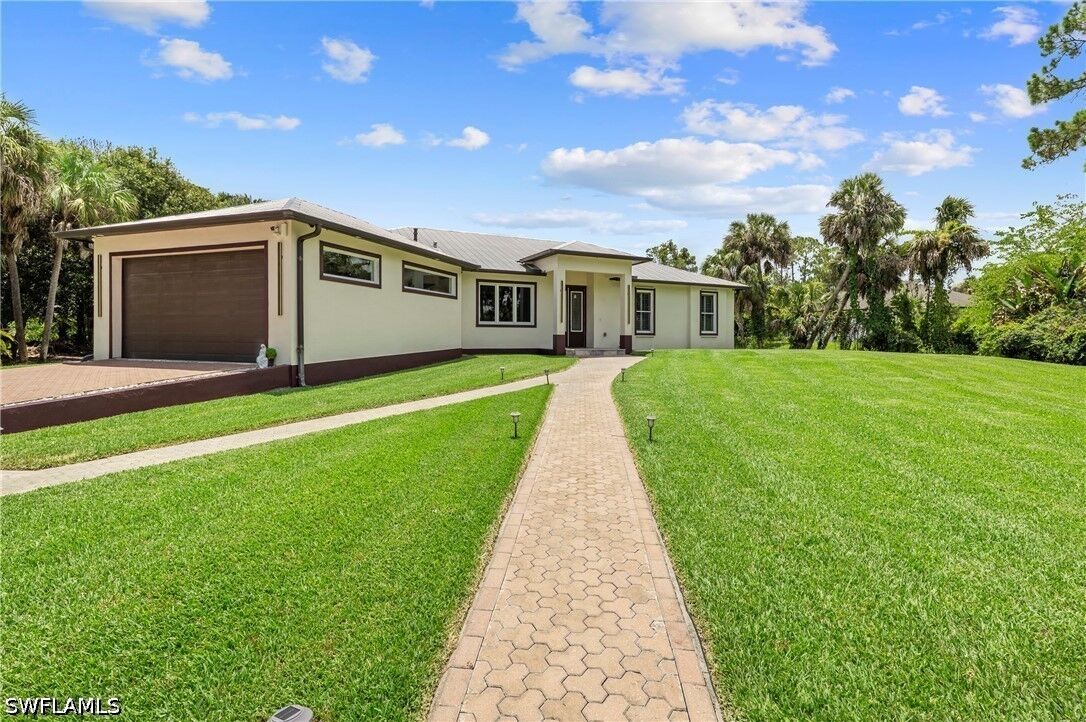 Property Photo:  556 6th Street SE  FL 34117 