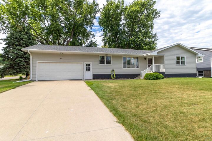 Property Photo:  814 S Shannon Drive  IA 51055 