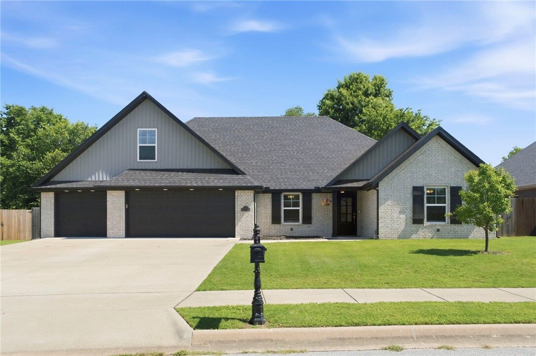 Property Photo:  301 Grand Court  AR 72761 