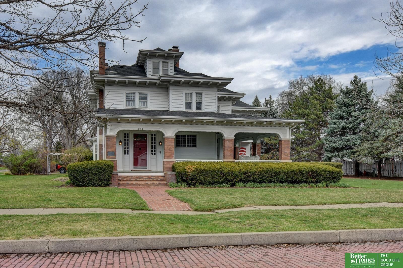 Property Photo: 234 W 10th Street NE 68025