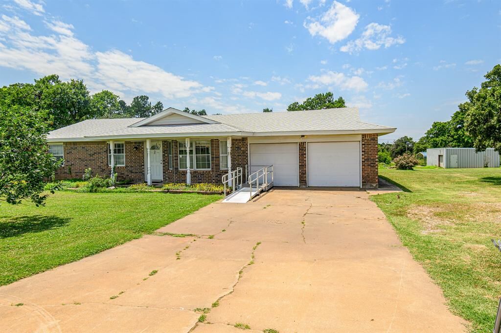 Property Photo: 1383 N Peebly Road OK 73020