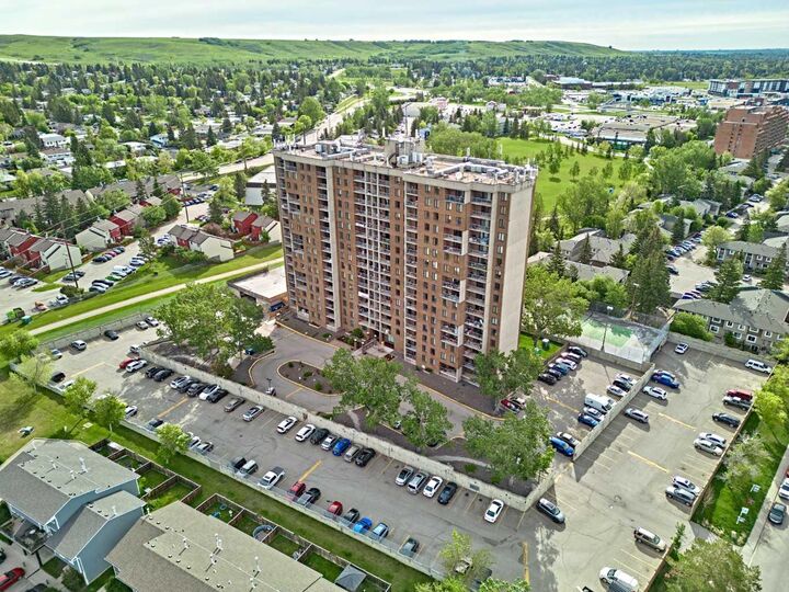Property Photo:  4944 Dalton Drive NW 711  AB T3A 2E6 