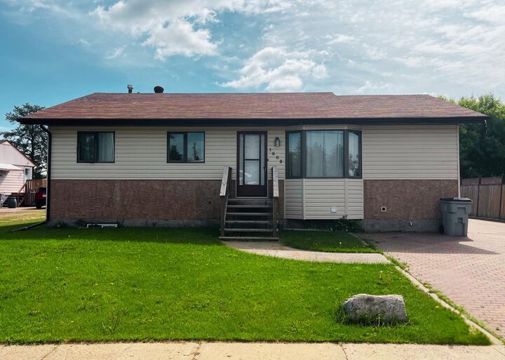 Property Photo: 1005 15 Street AB T9W 1E4