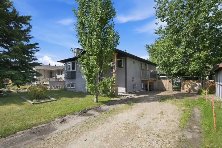 Property Photo: 6 Maple Bay AB T4L 1V5