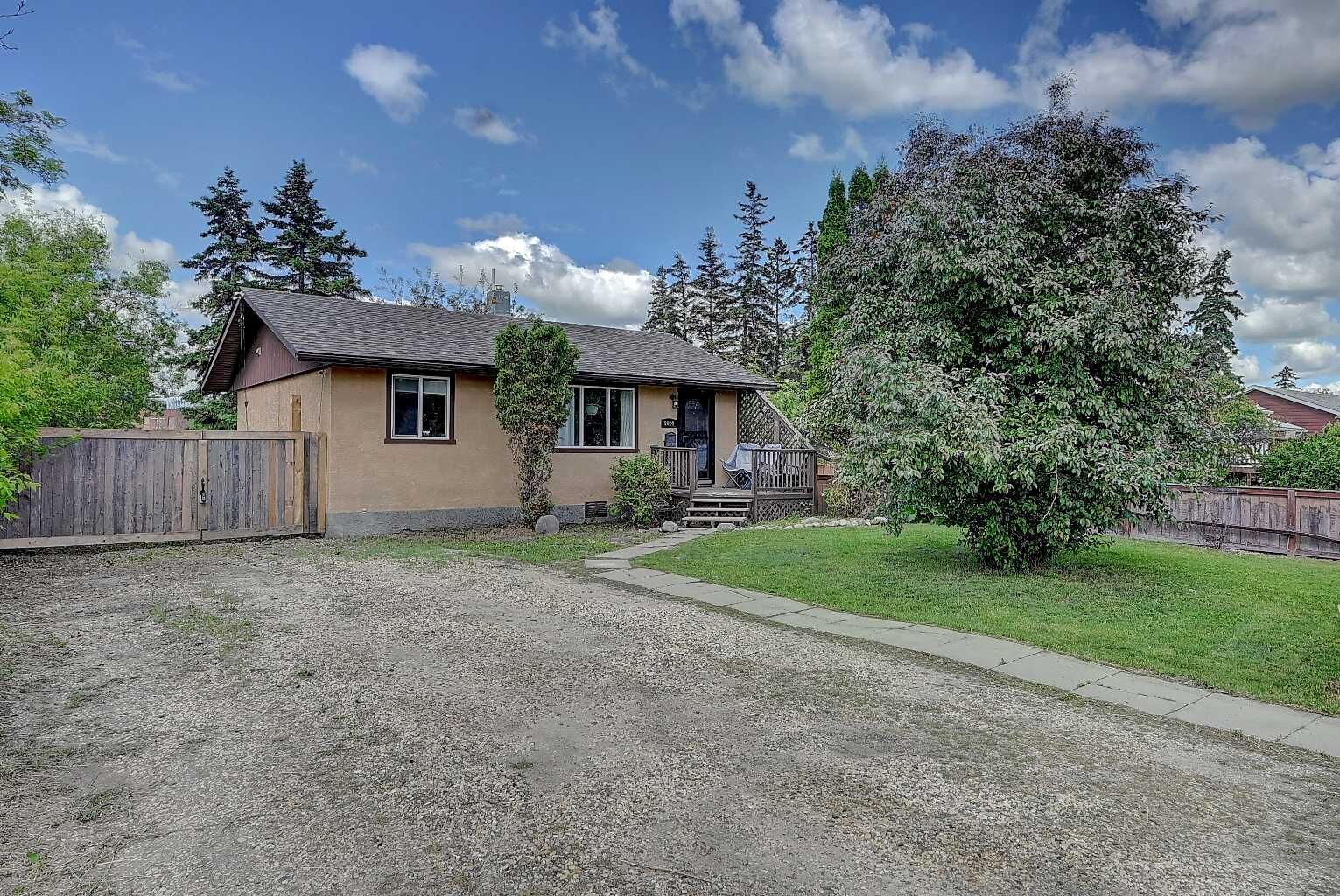 Property Photo: 9624 Hillcrest Drive AB T8V 1A8