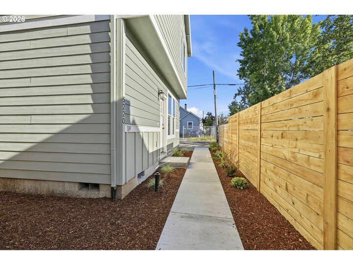 Property Photo:  5220 SE Ramona St  OR 97206 