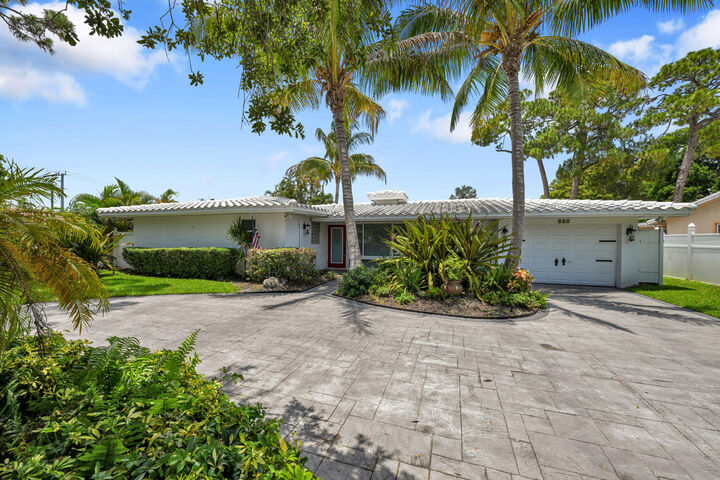 Property Photo: 901 SE 12th Avenue FL 33441