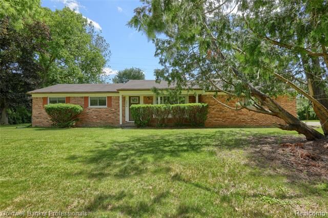 Property Photo: 3634 South Boulevard MI 48304