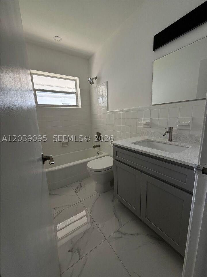Property Photo: 2191 NE 167th St 1 FL 33162