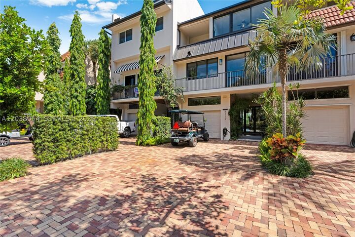 Property Photo:  6112 Paradise Point Dr  FL 33157 