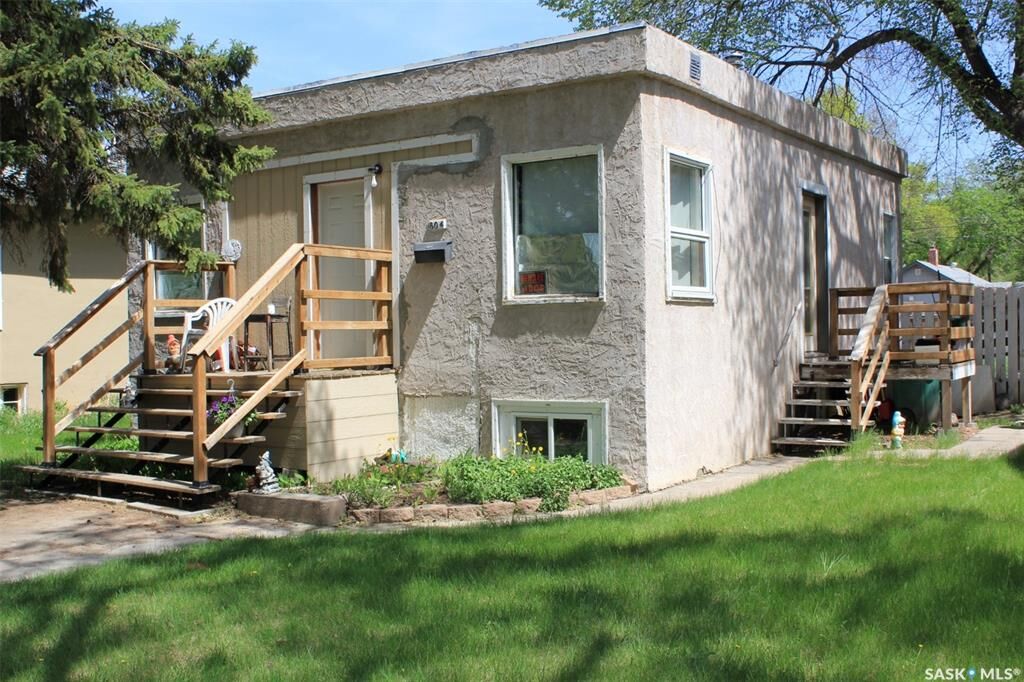 Property Photo: 804 F Avenue N SK S7L 1W5