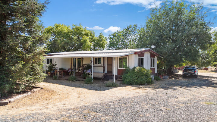 Property Photo: 18946 Road 212 CA 93267