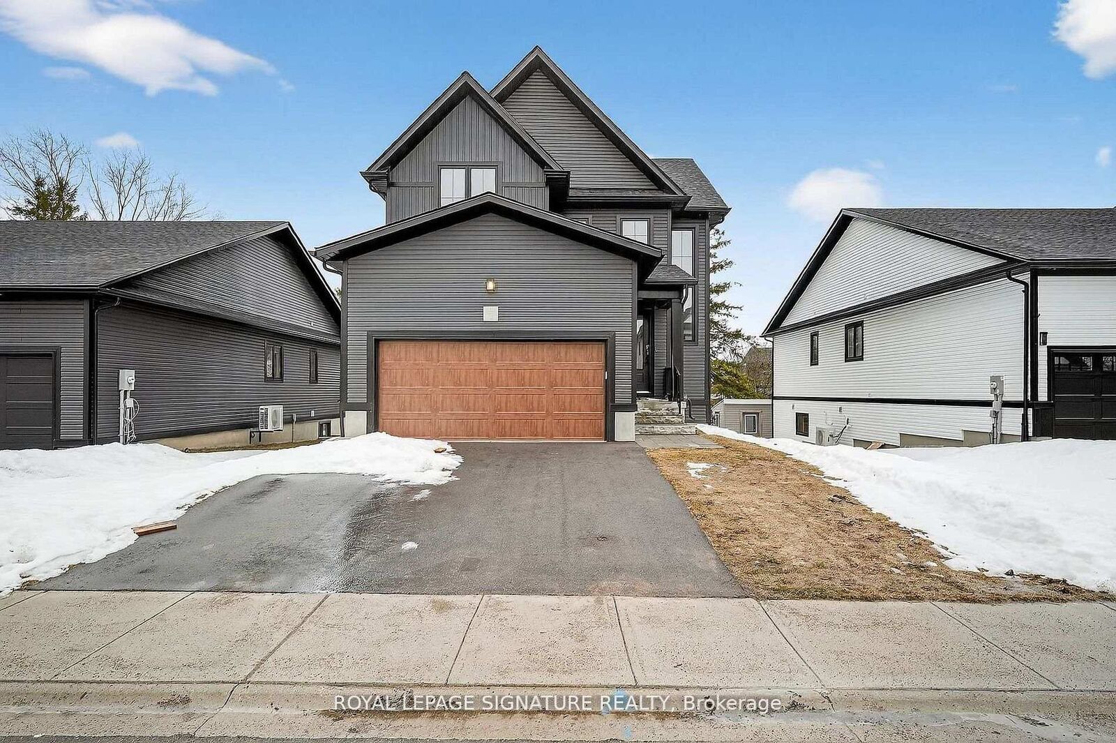 Property Photo: 297 Whiting Street 5 ON N5C 3W5